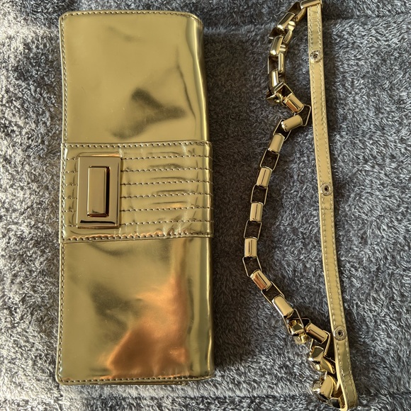 Koobq Penelope gold patent clutch with removable thick gold chain strap - Picture 3 of 4